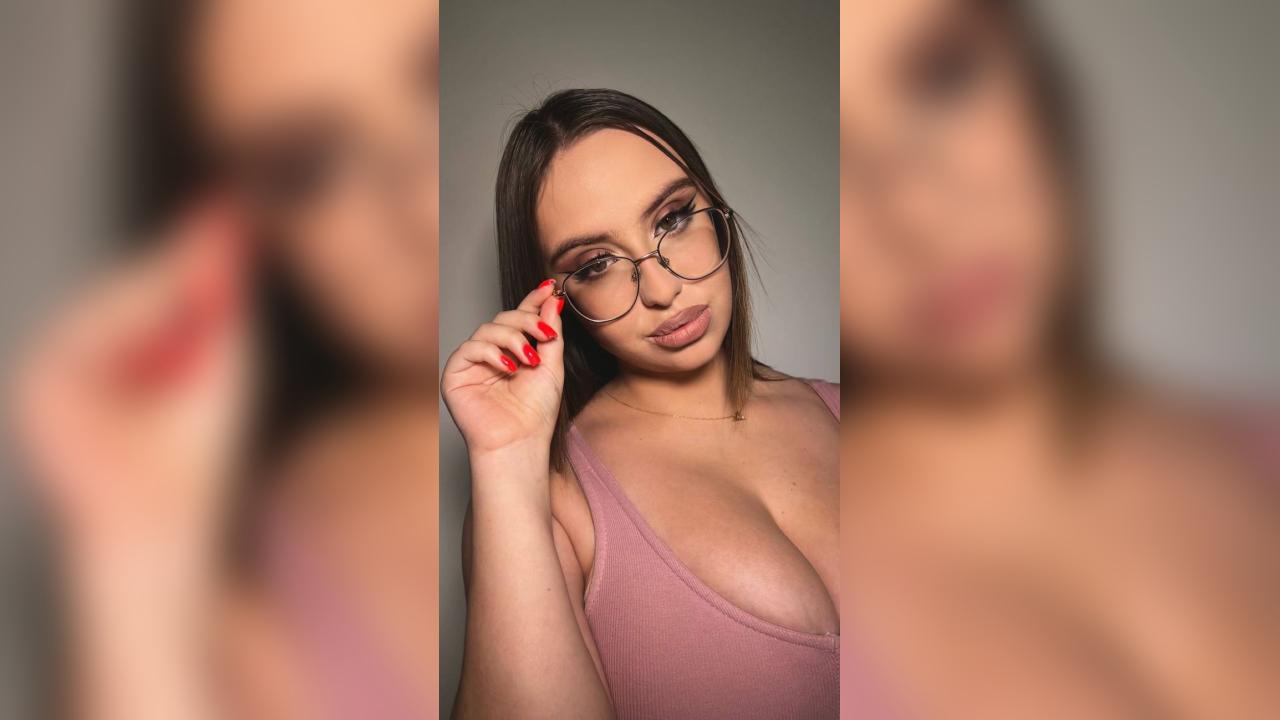Webcam chat profile for Aurienna: Outfits