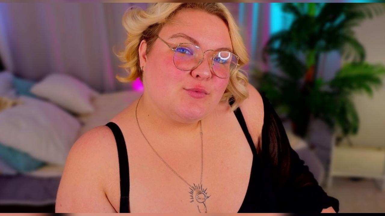 Webcam chat profile for EllaBigBabe: Leather