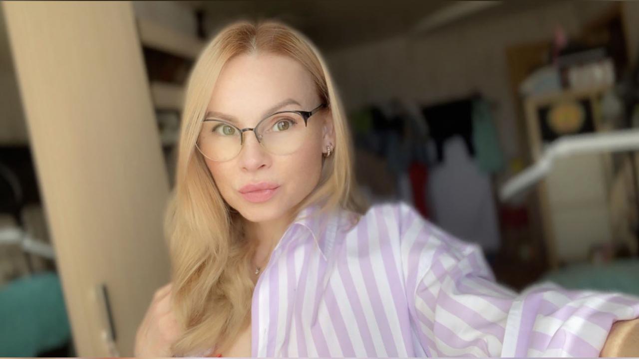 Webcam chat profile for MelindaMills: Kissing