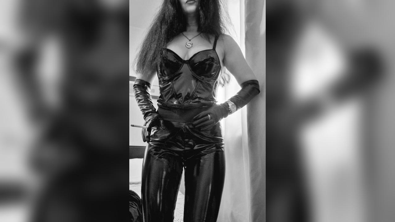 Webcam chat profile for MissLaura: Dominatrix