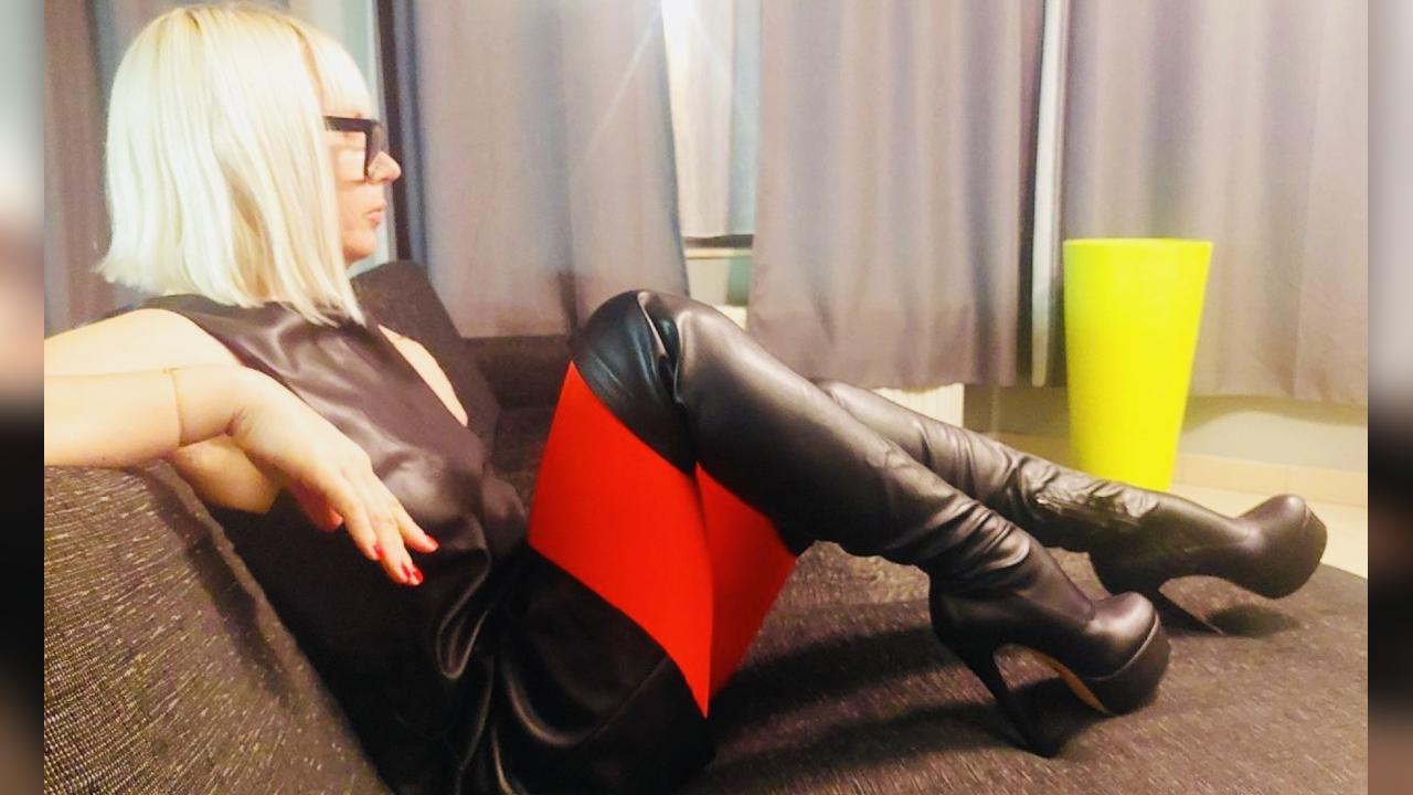 Webcam chat profile for SweetBerry035: Leather