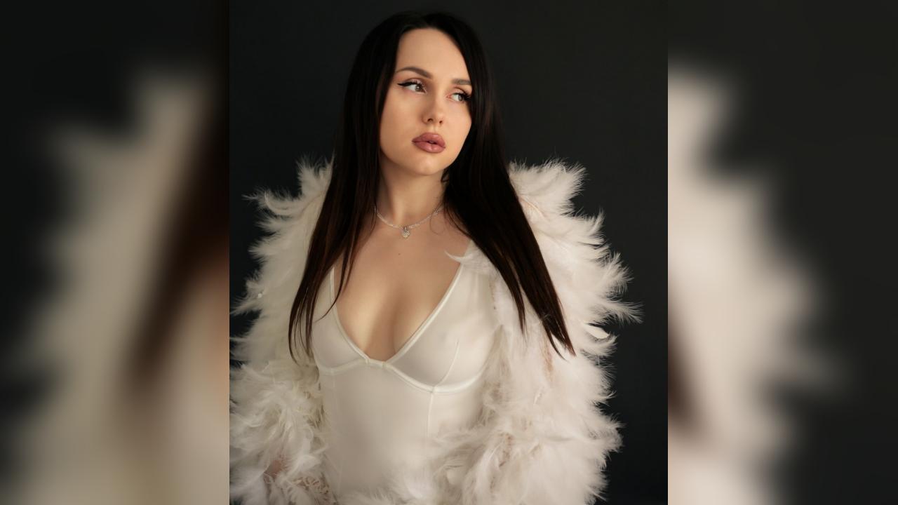 Webcam chat profile for MissCherryLady: Travel