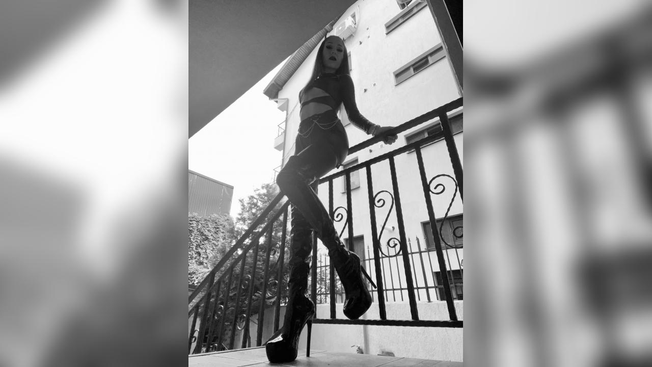 Webcam chat profile for LeaAmdis: Dominatrix