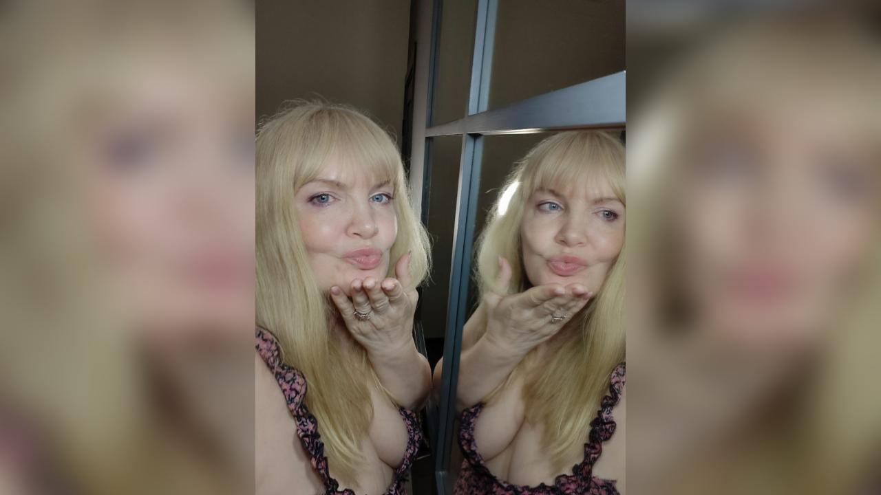 Webcam chat profile for NicoleKind: Legs, feet & shoes
