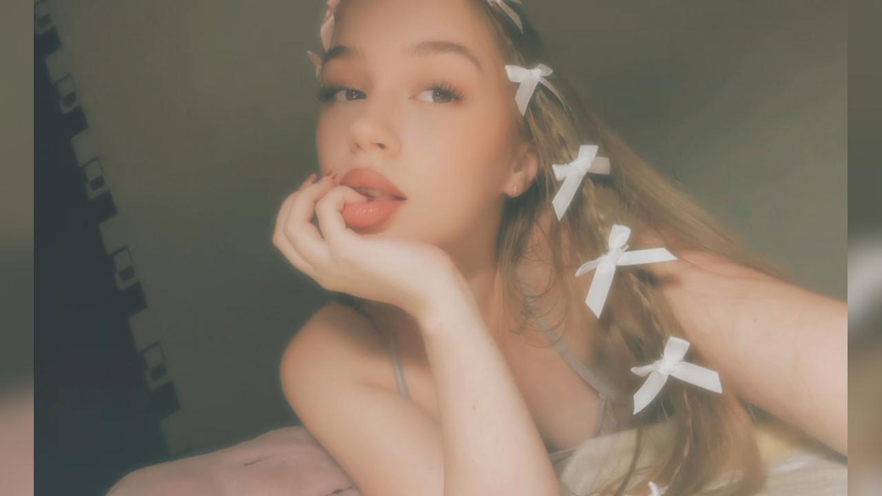 Webcam chat profile for AriaLyn: Outfits
