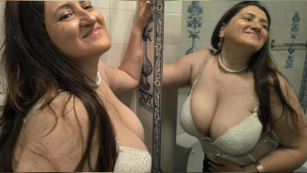Webcam chat profile for SophiaBliss: Nipple play