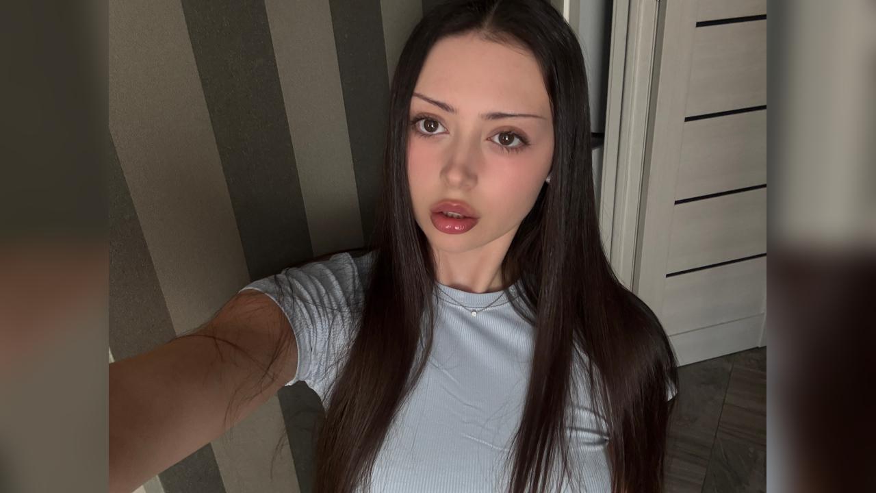 Webcam chat profile for venustakemycash: Kissing
