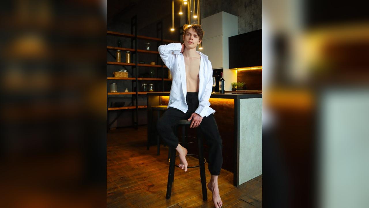 Webcam chat profile for BradMyles: Legs, feet & shoes