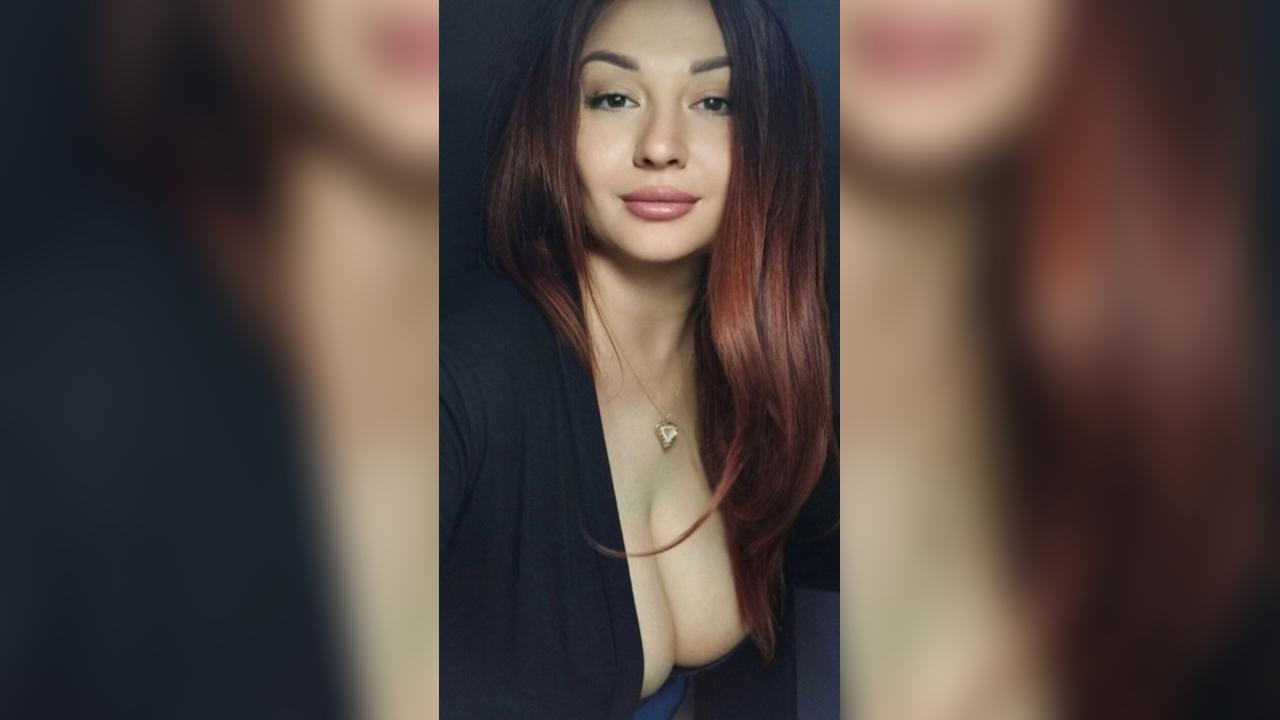 Webcam chat profile for YourSecret89: Piercings & tattoos