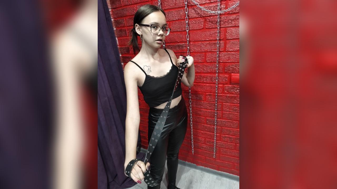 Webcam chat profile for StrawberryLolli: Bondage & discipline