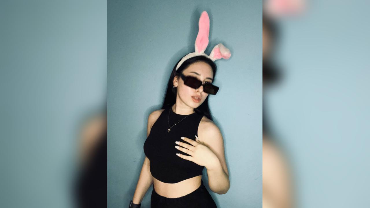 Webcam chat profile for XCuteXbunny: Legs, feet & shoes