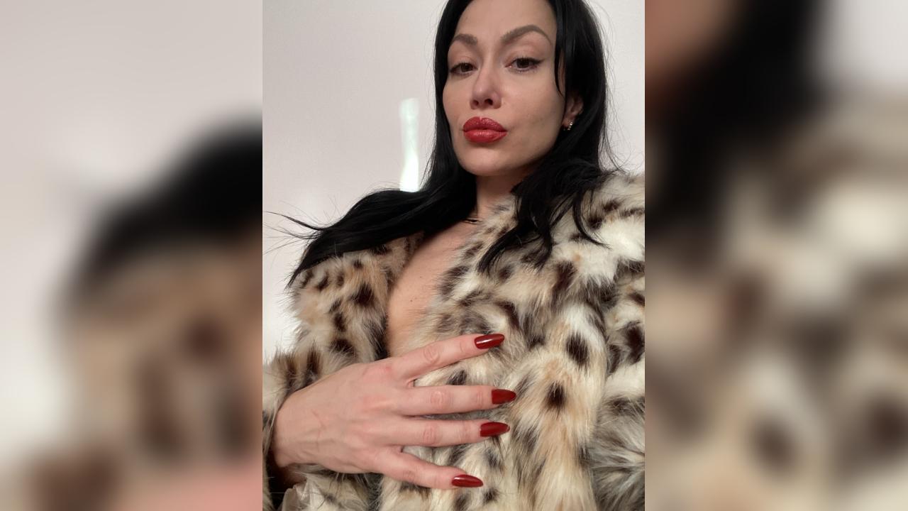 Webcam chat profile for TatianaWildX: Legs, feet & shoes