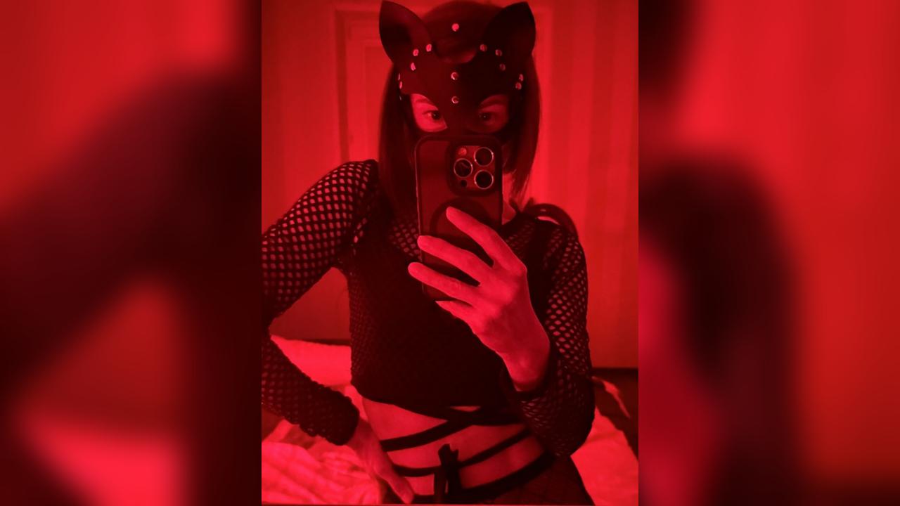 Webcam chat profile for ViviVexx: Legs, feet & shoes