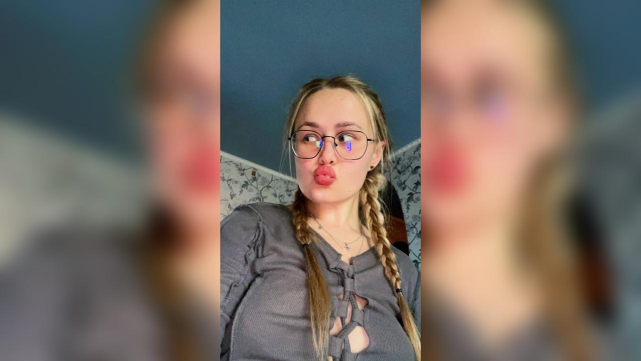 Webcam chat profile for LittleStar: Ask about my Hobbies