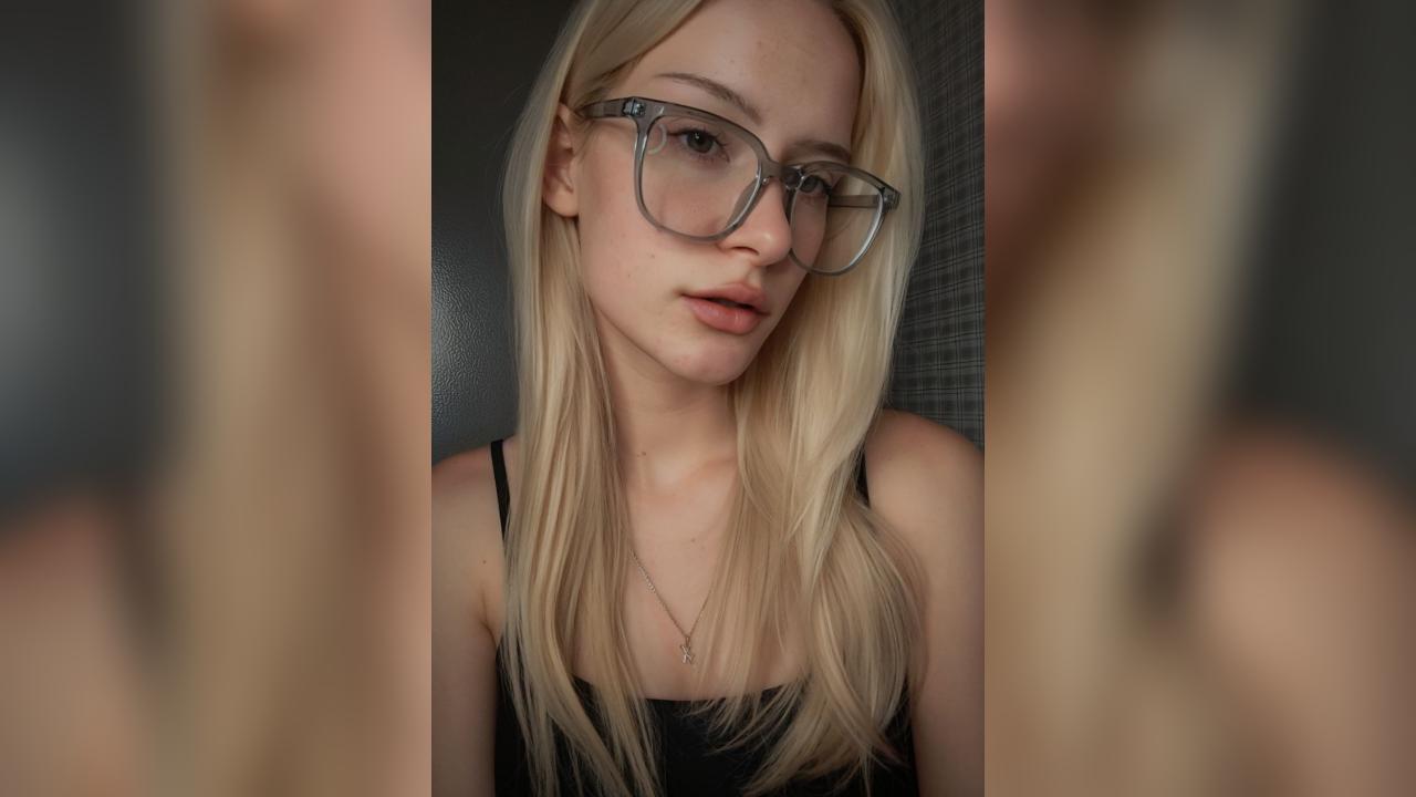 Webcam chat profile for Mirai: Ask about my Hobbies