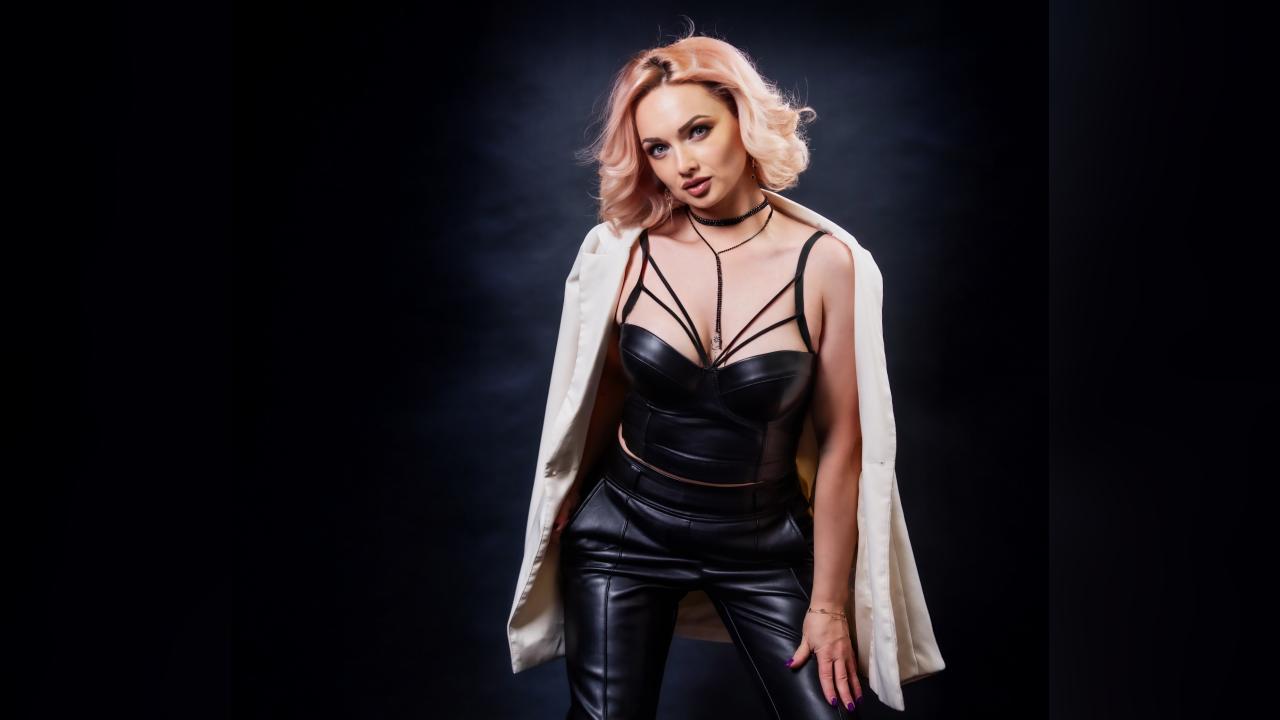Webcam chat profile for EllianaReese: Dominatrix