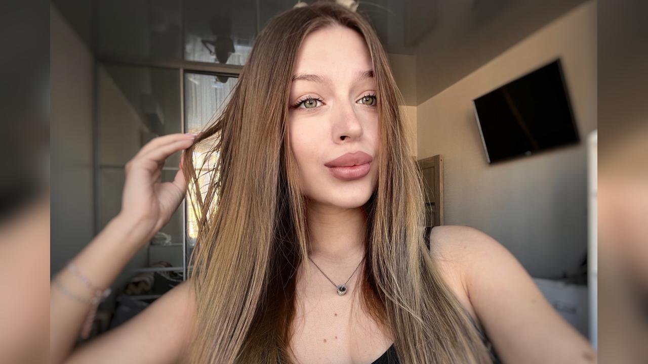 Webcam chat profile for Addelyn: Art