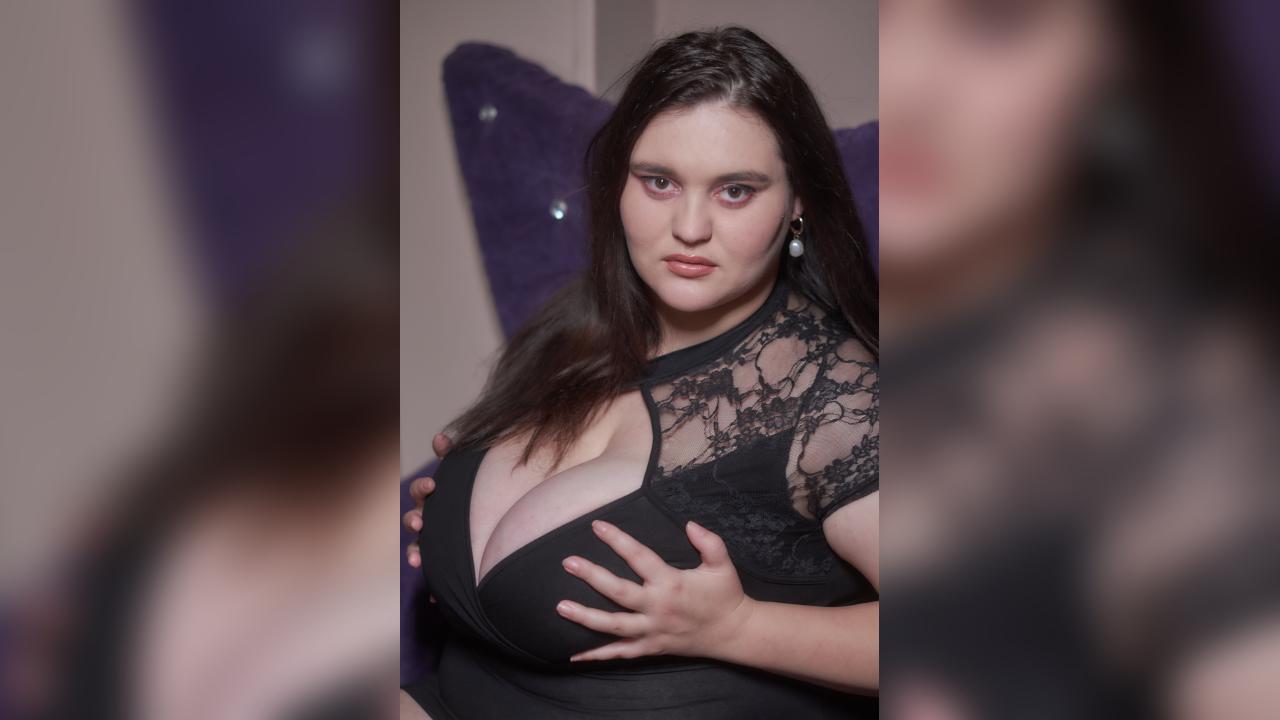 Webcam chat profile for SaraElise: Dominatrix