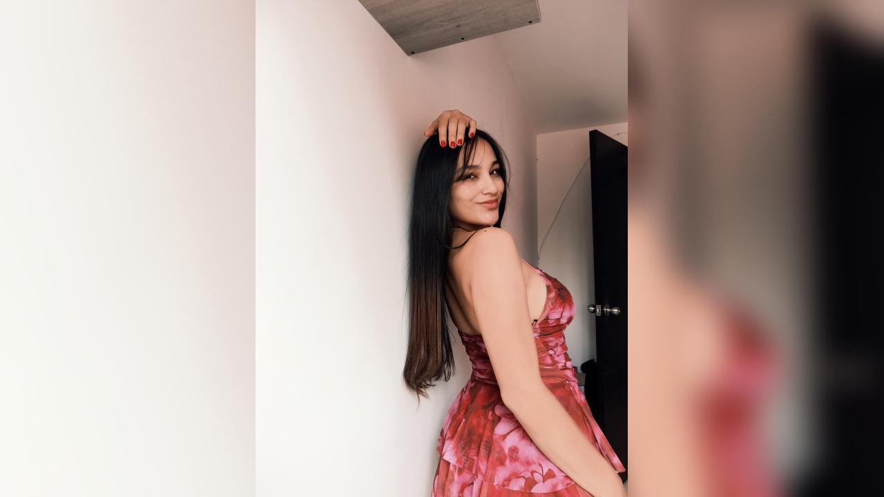 Webcam chat profile for IsabellaLara18: Kissing
