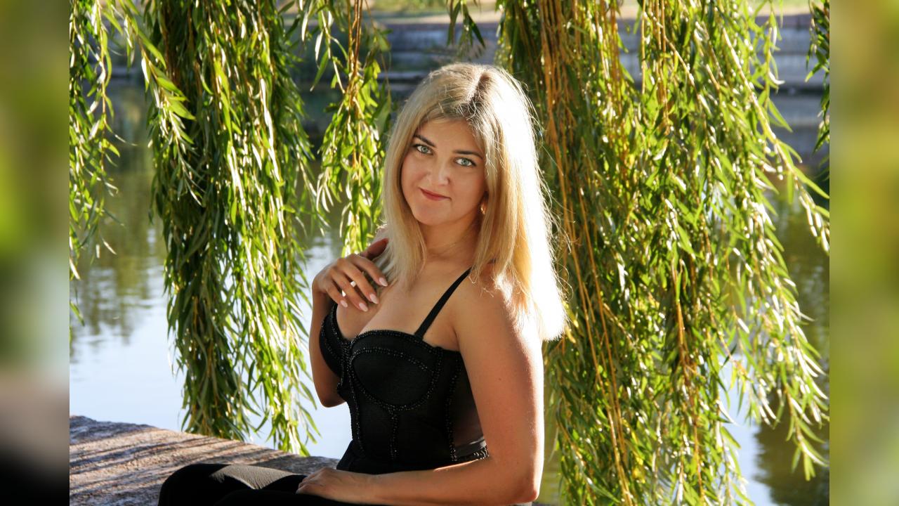 Webcam chat profile for SweetHelen: Nails