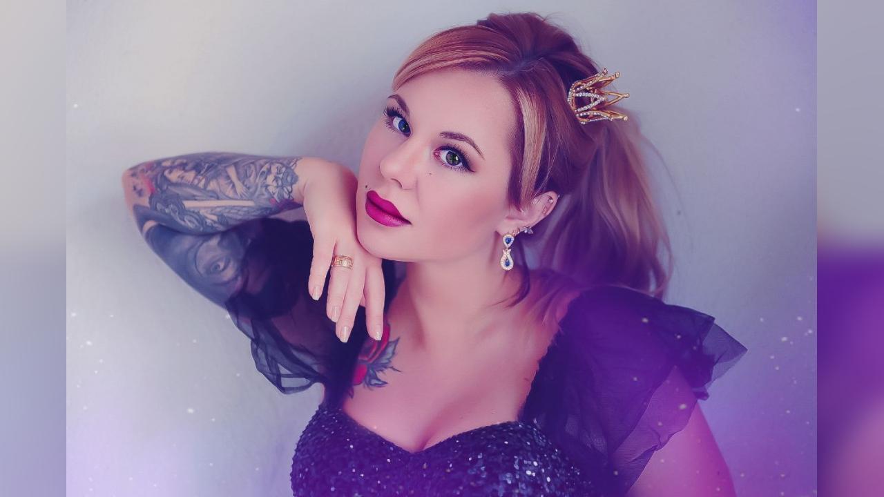 Webcam chat profile for MissTwinkle: Leather