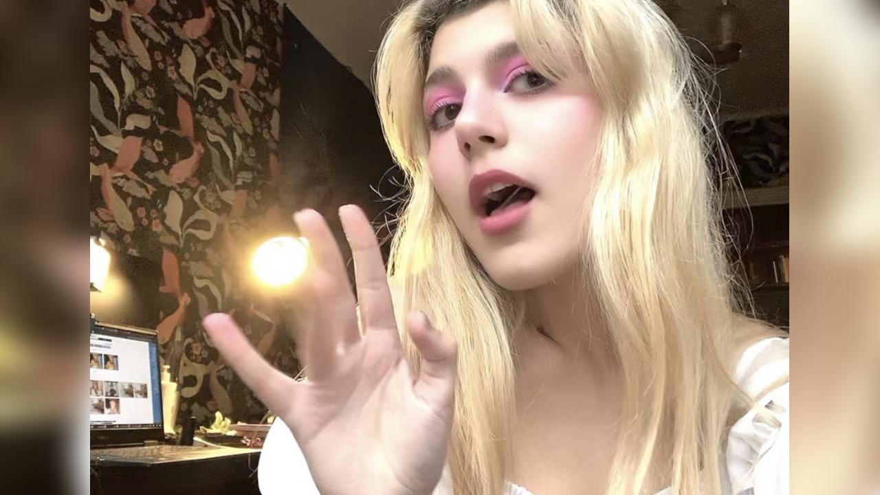 Webcam chat profile for LanaDestiny: Legs, feet & shoes