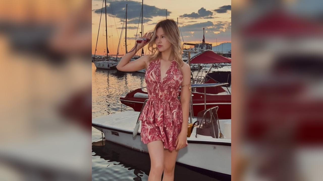 Webcam chat profile for EmilyHoney: Dancing