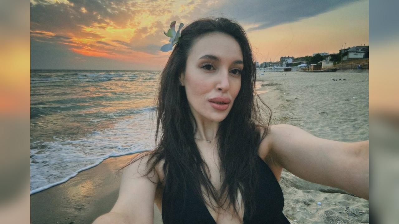 Webcam chat profile for KitKattX: Legs, feet & shoes