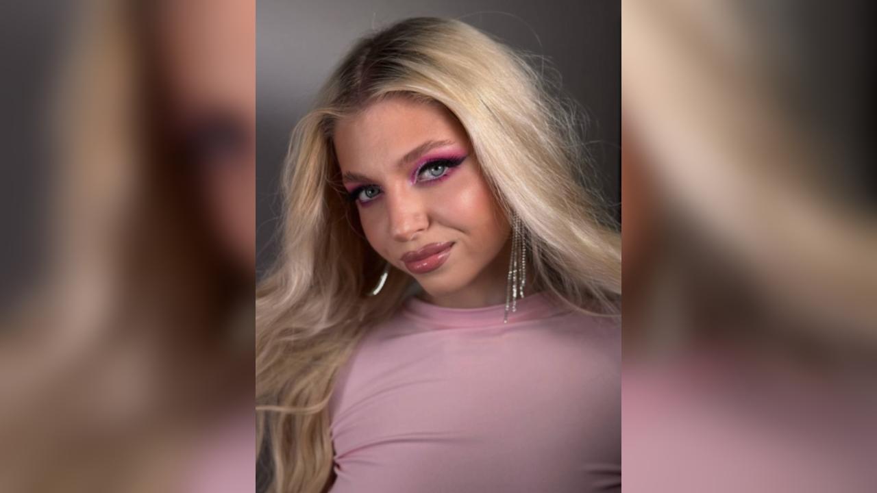 Webcam chat profile for AmeliaFit: Legs, feet & shoes