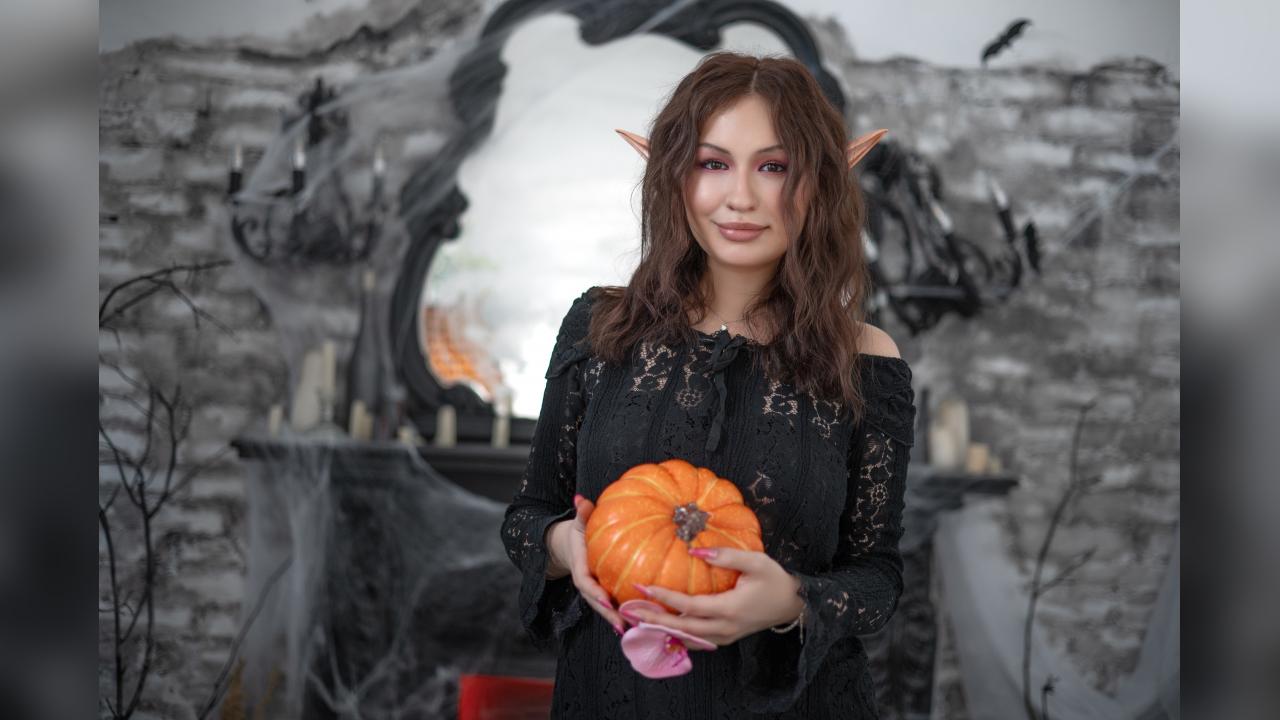 Webcam chat profile for ChloeLavender: Exhibition