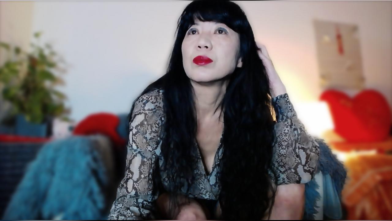 Webcam chat profile for GorgeousKorean: Kissing