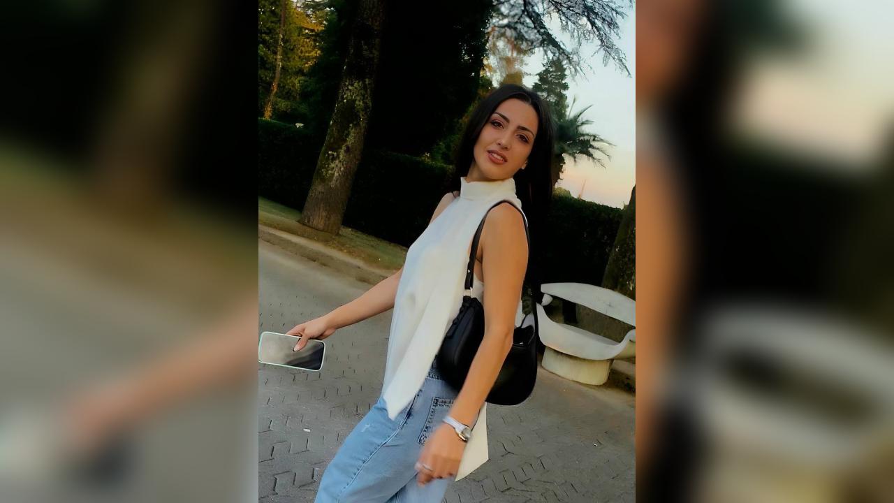 Webcam chat profile for Ellisol: Legs, feet & shoes