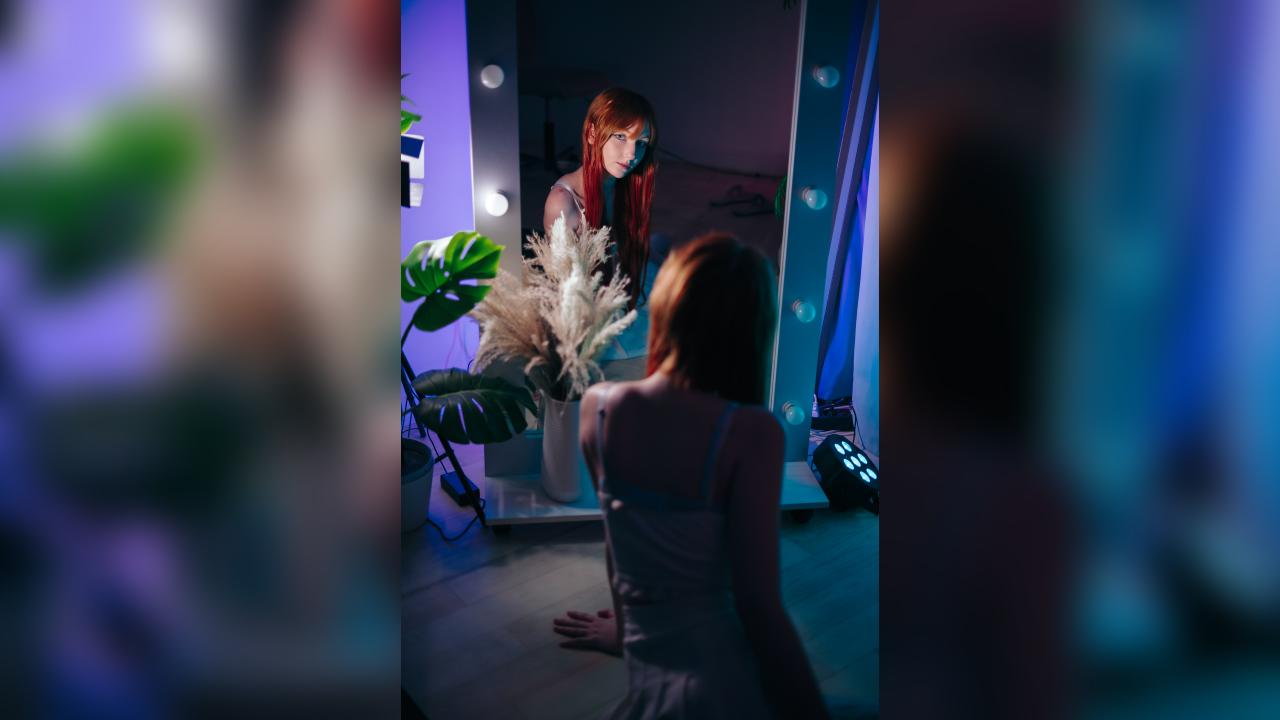 Webcam chat profile for loladollys: Legs, feet & shoes