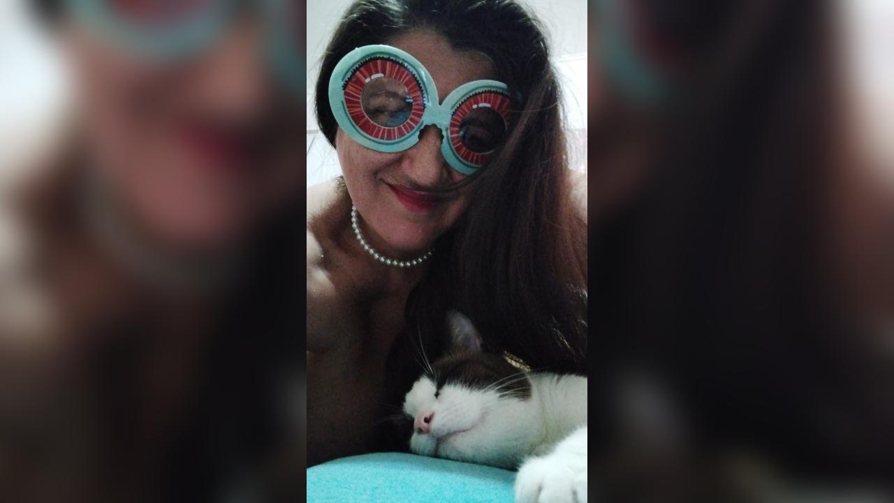 Webcam chat profile for SophiaBliss: Nipple play