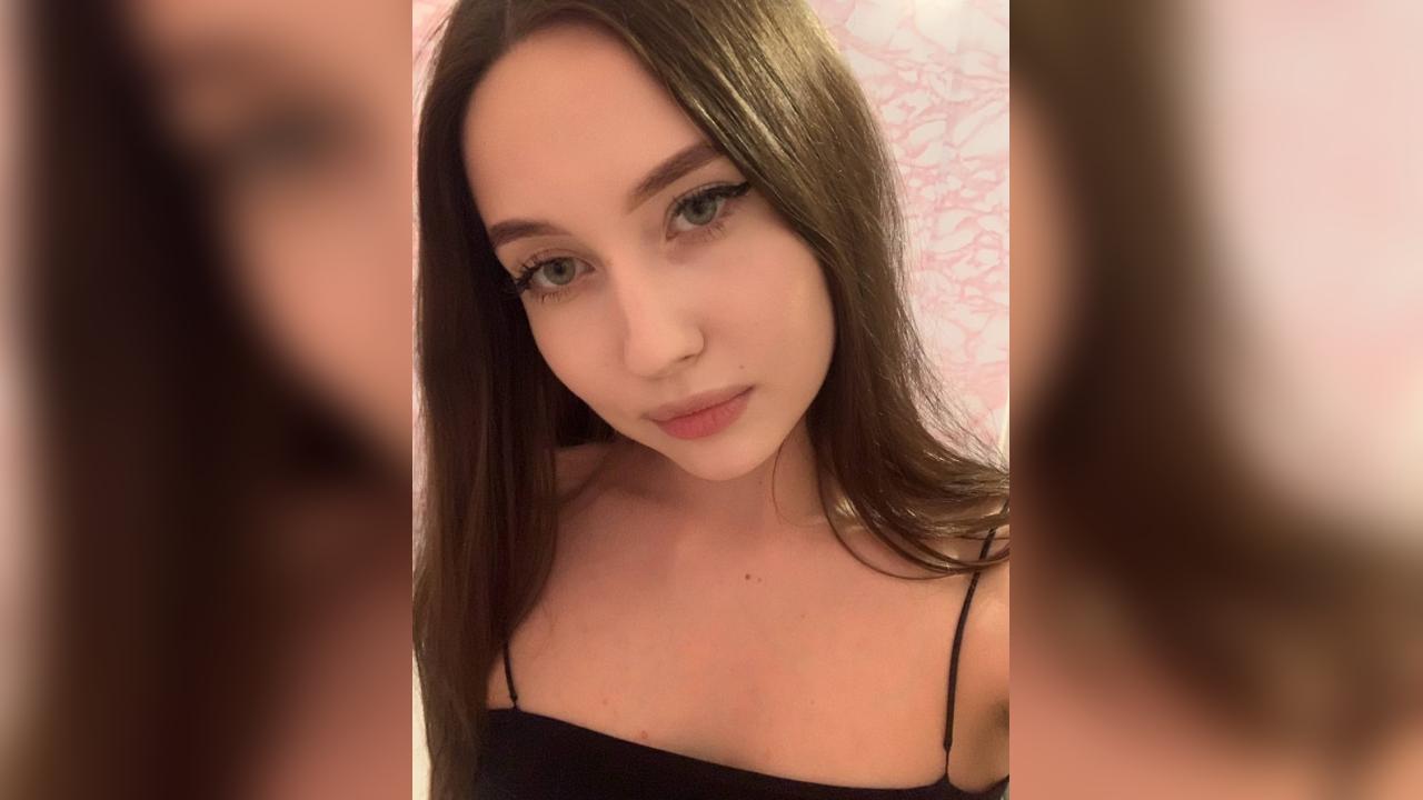 Webcam chat profile for SaraX: Legs, feet & shoes