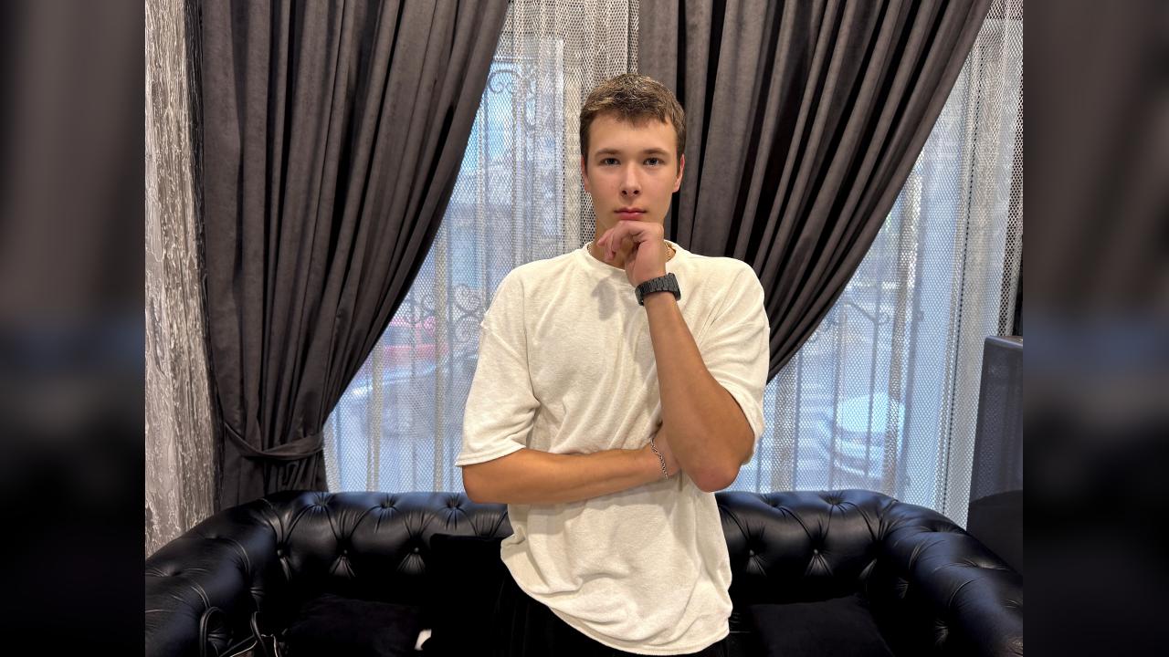 Webcam chat profile for AlanN43: Legs, feet & shoes