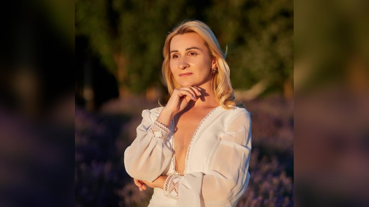 Webcam chat profile for CrystalShine: Outfits