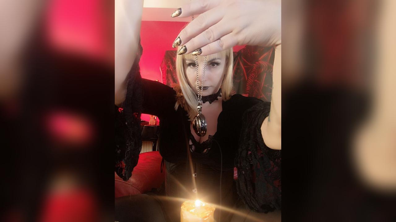 Webcam chat profile for TarotSonya: Latex & rubber