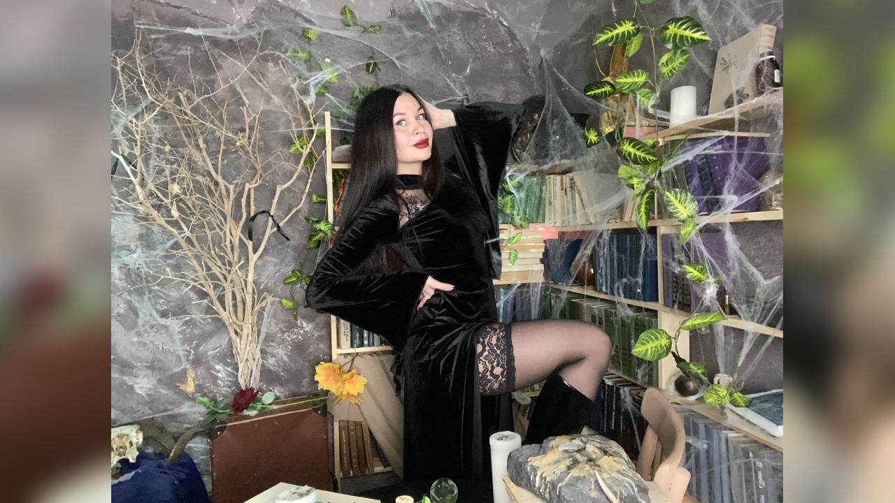 Webcam chat profile for MyLovelyBirdy: Bondage & discipline