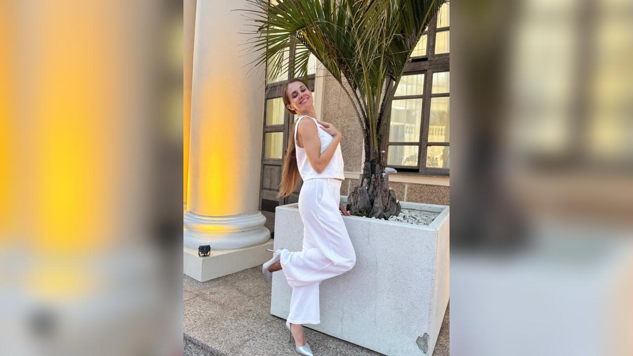 Webcam chat profile for LucieMack: Legs, feet & shoes