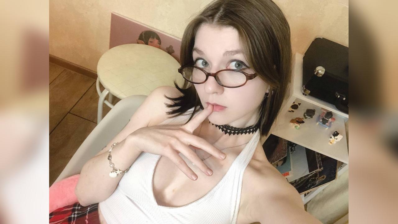 Webcam chat profile for Varia: Ask about my Hobbies