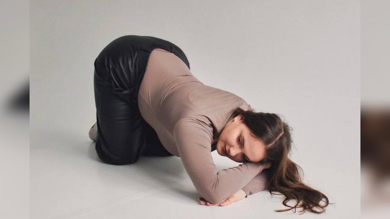 Webcam chat profile for LoraLove: Legs, feet & shoes