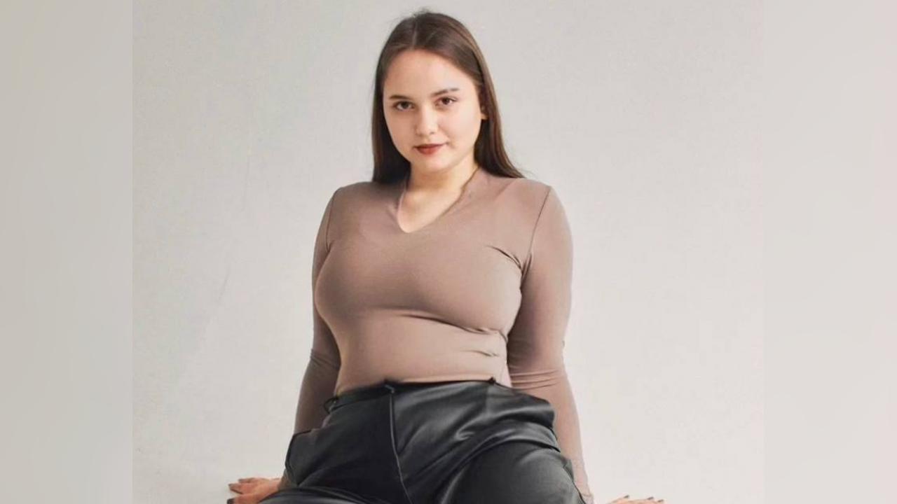 Webcam chat profile for LoraLove: Legs, feet & shoes