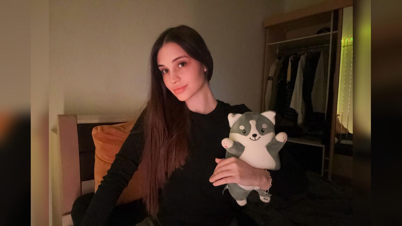 Webcam chat profile for DieFuchse: Smoking