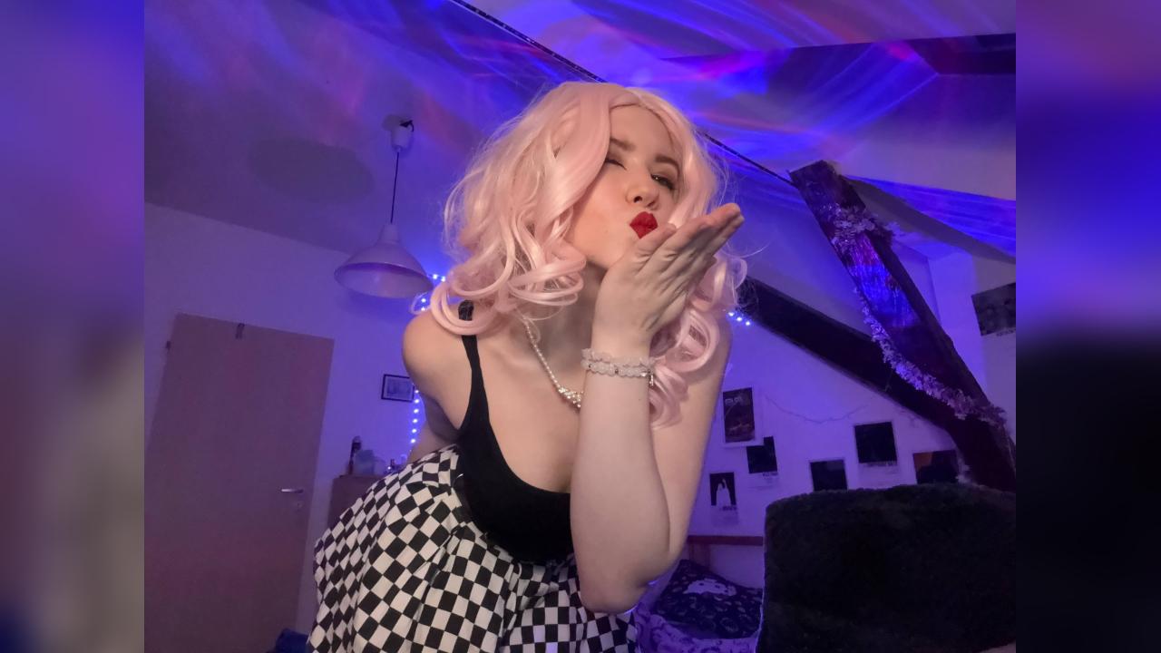 Webcam chat profile for EvaFoxxxy: Legs, feet & shoes
