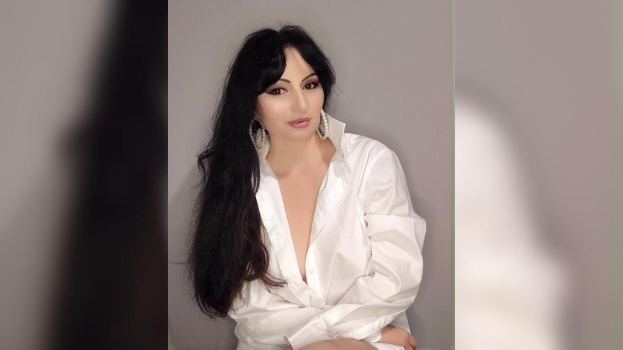 Webcam chat profile for Izida: Humor