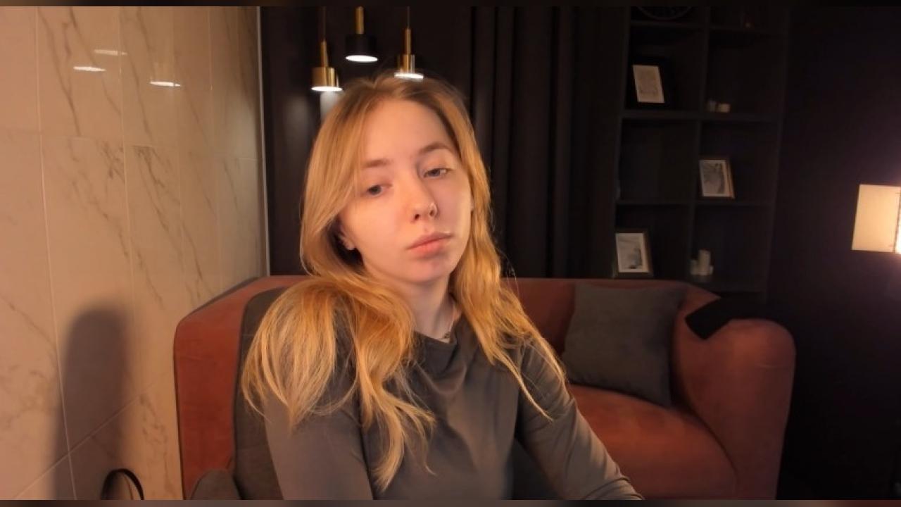 Webcam chat profile for NoraMiller: Legs, feet & shoes