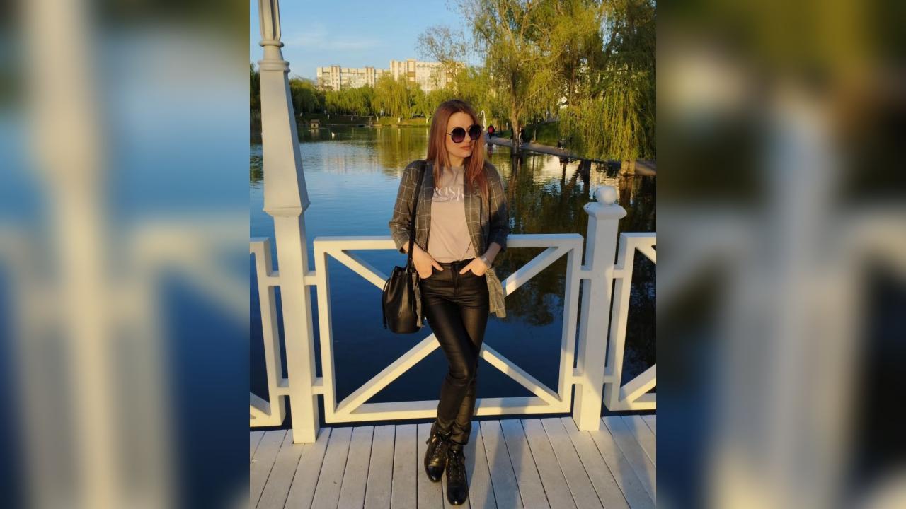 Webcam chat profile for SnowSpark: Nails