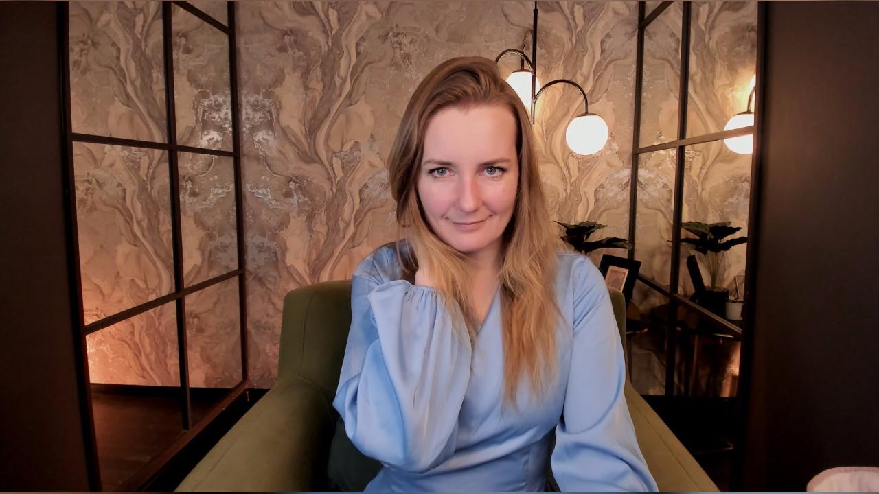 Webcam chat profile for MeggySun: Legs, feet & shoes