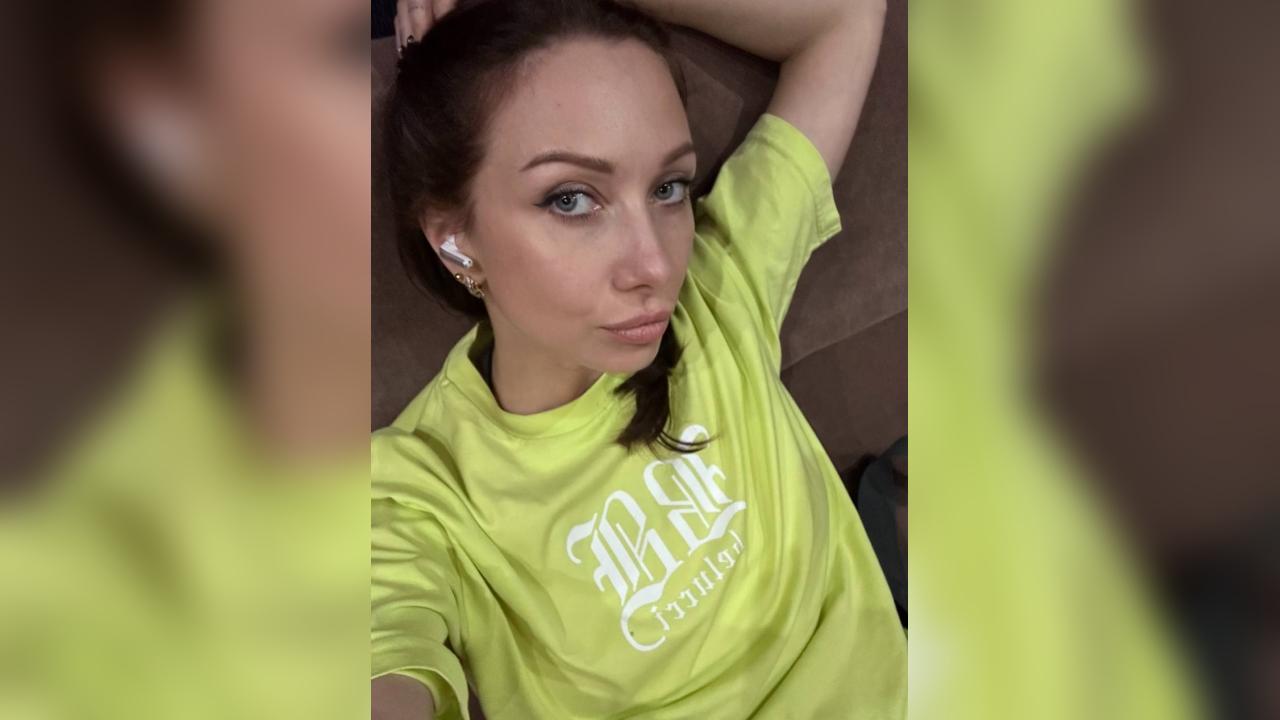 Webcam chat profile for Clarisse: Travel